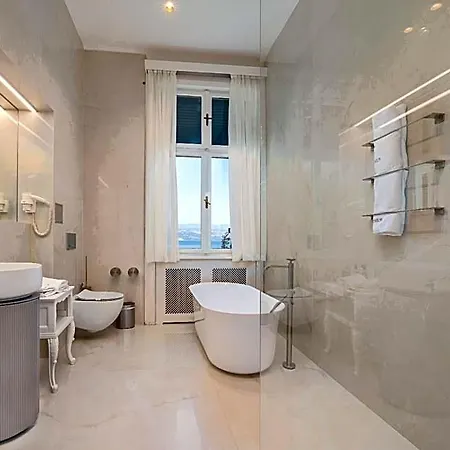 Ariston 4*