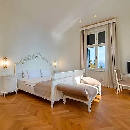 Ariston 4*