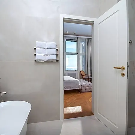 Ariston Hotel 4*